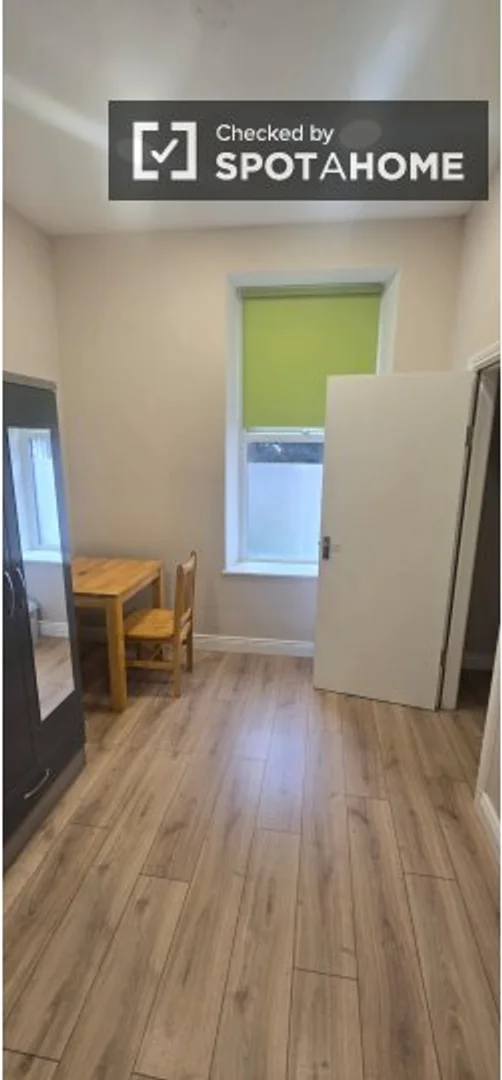 Quarto de estudante em  com área de estudo e instalações partilhadas