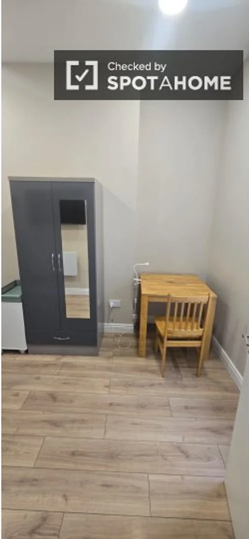 Quarto de estudante luminoso e arejado com acesso fácil à universidade em 