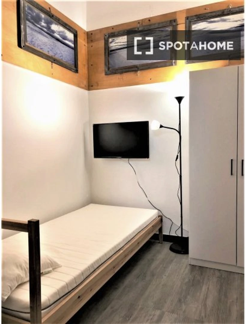 Zimmer mit Doppelbett zu vermieten Genua