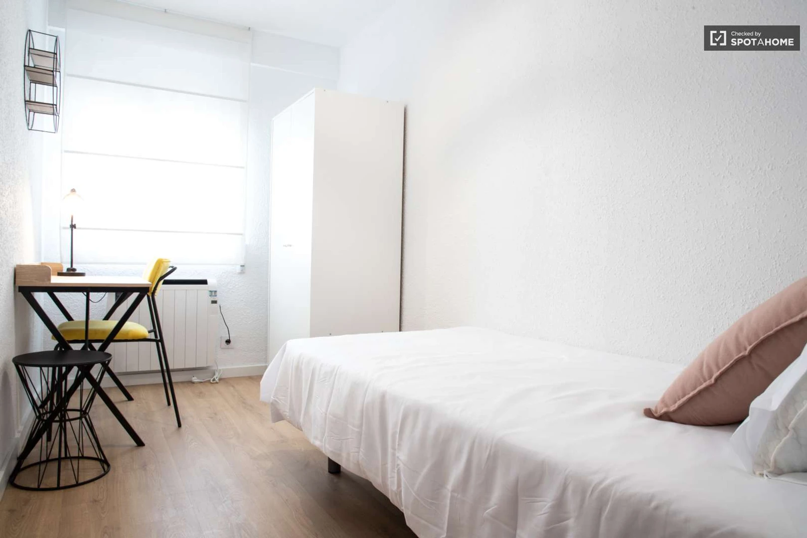 Renting rooms by the month in alcorcon