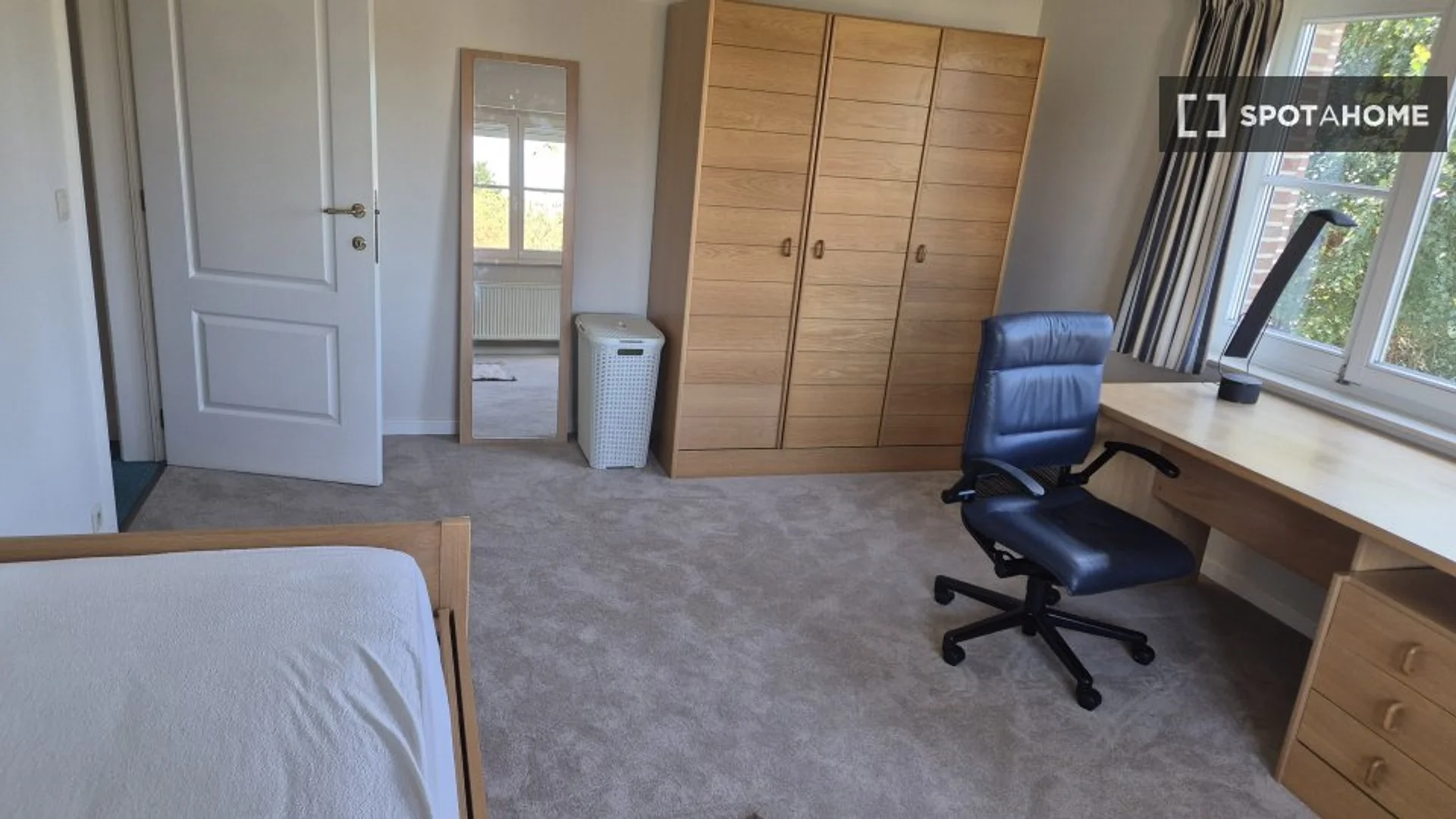 Bright and airy student room with easy university access in