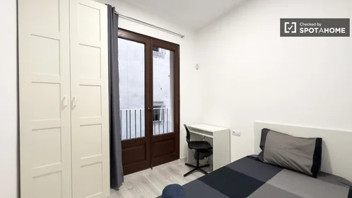 Private room at Carrer de Corretger, image 15 of 19