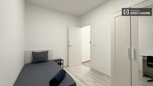 Private room at Carrer de Corretger, image 17 of 19