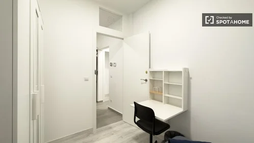 Private room at Carrer de Corretger, image 3 of 19