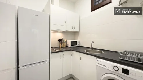 Private room at Carrer de Corretger, image 4 of 19