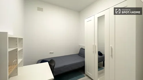 Private room at Carrer de Corretger, image 5 of 19