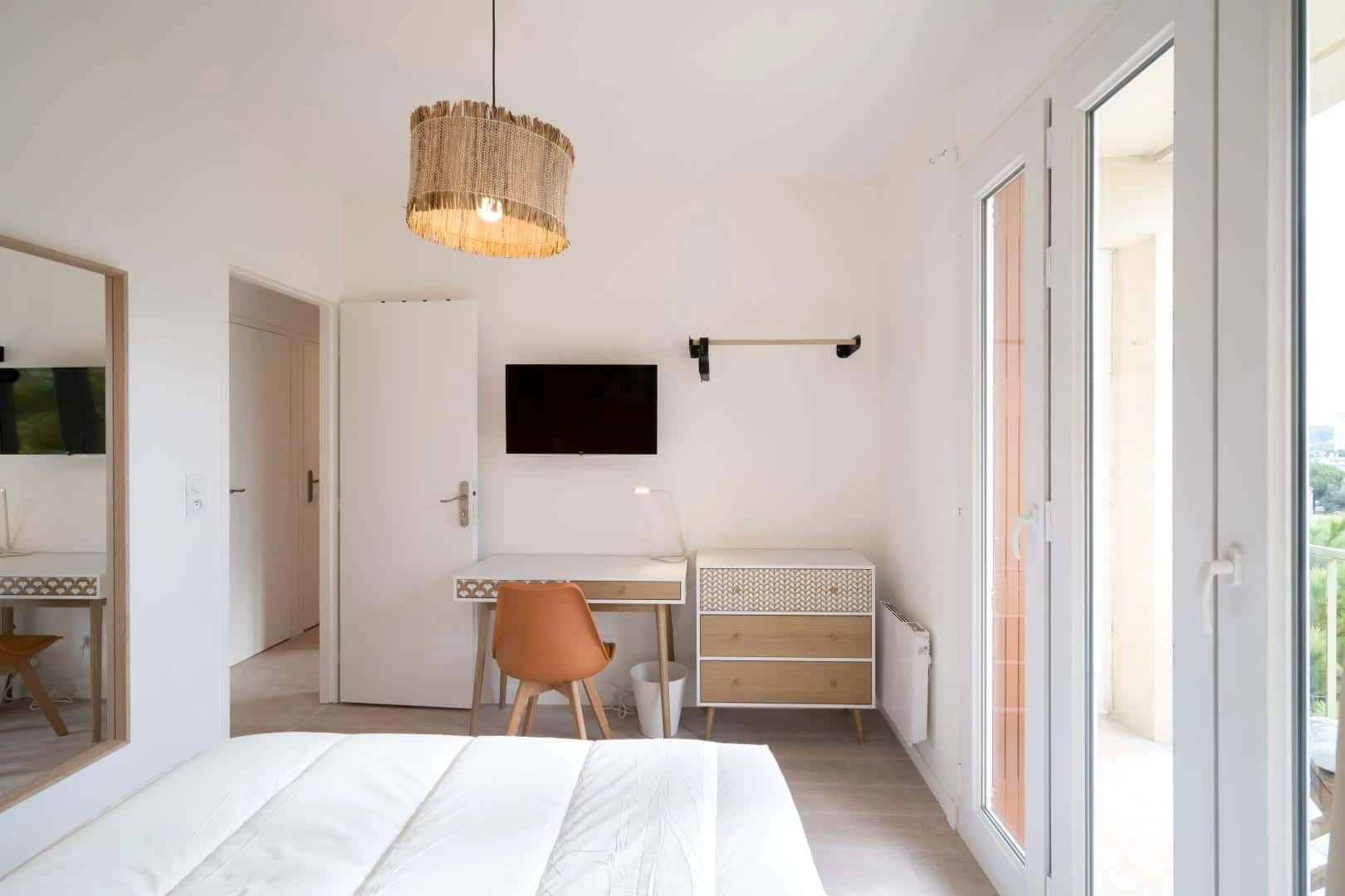 Quarto acessível para estudantes com iluminação ampla em