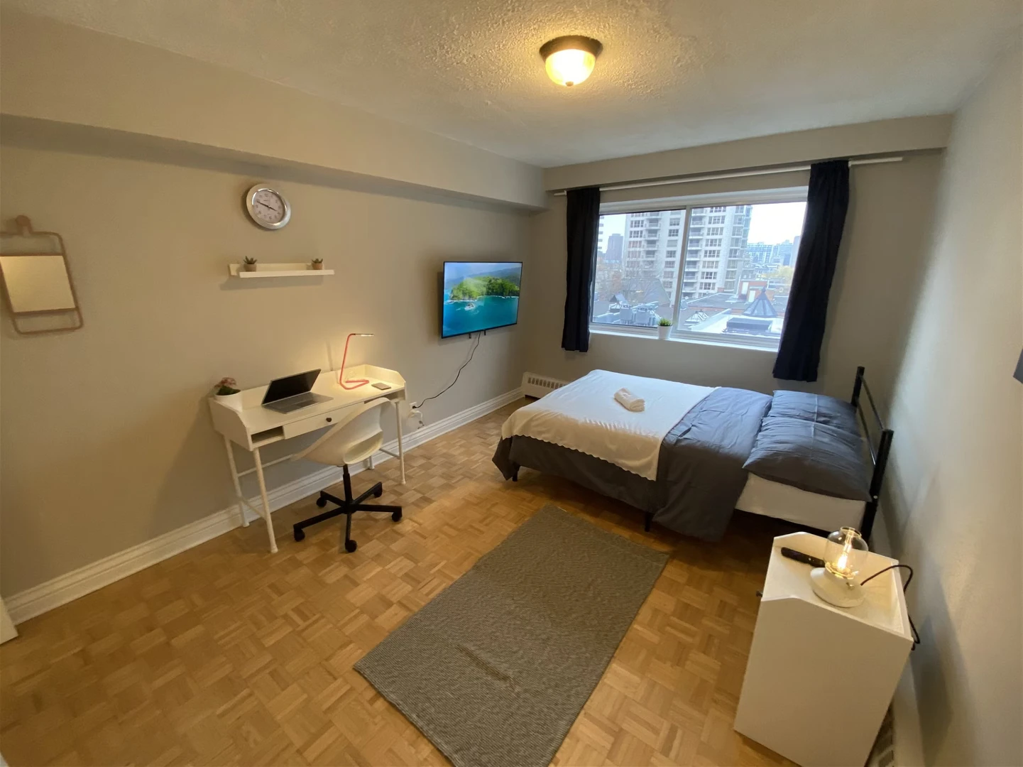 Quarto para alugar com cama de casal em Montreal