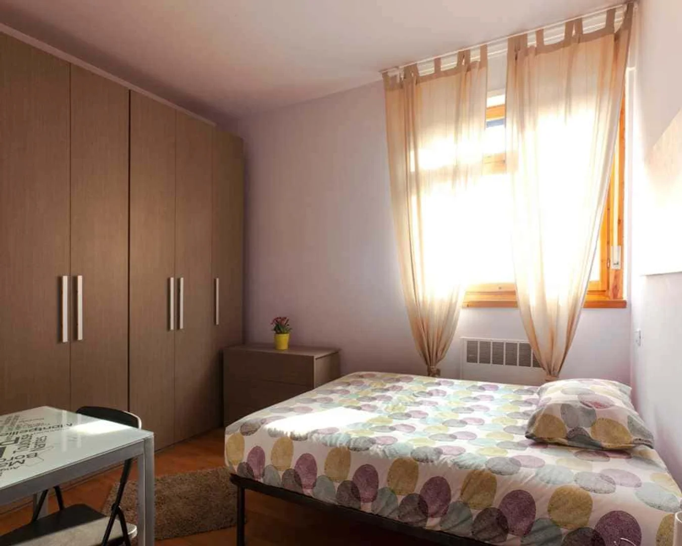Chambre d'étudiant économique avec emplacement pratique dans