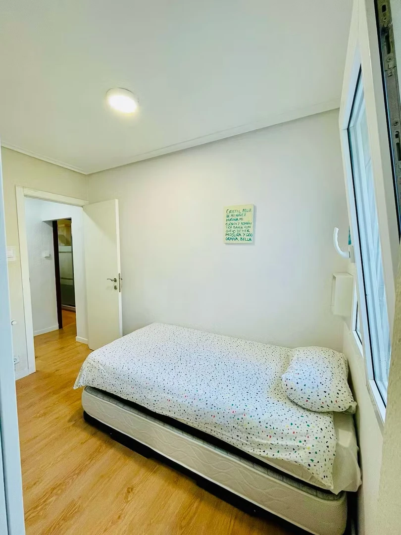 Pokój do wynajęcia we wspólnym mieszkaniu w Santander