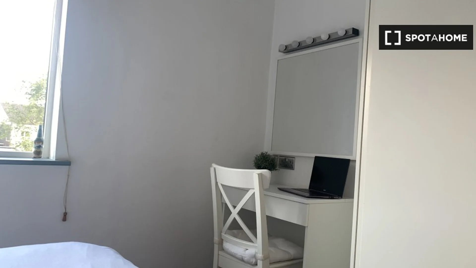 Quarto de estudante luminoso e arejado com acesso fácil à universidade em 