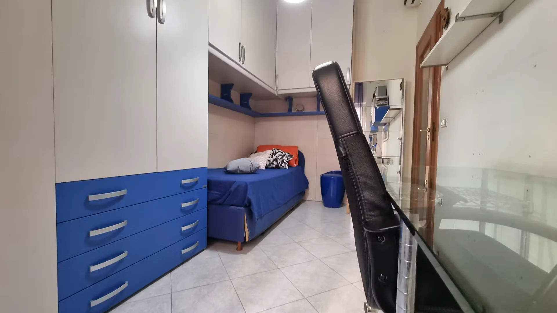 Chambre confortable pour étudiants disponible dans 