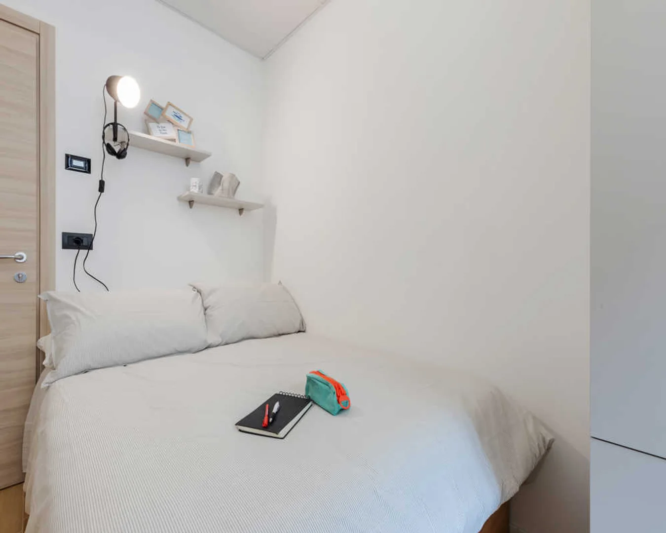 Quarto acessível para estudantes com iluminação ampla em