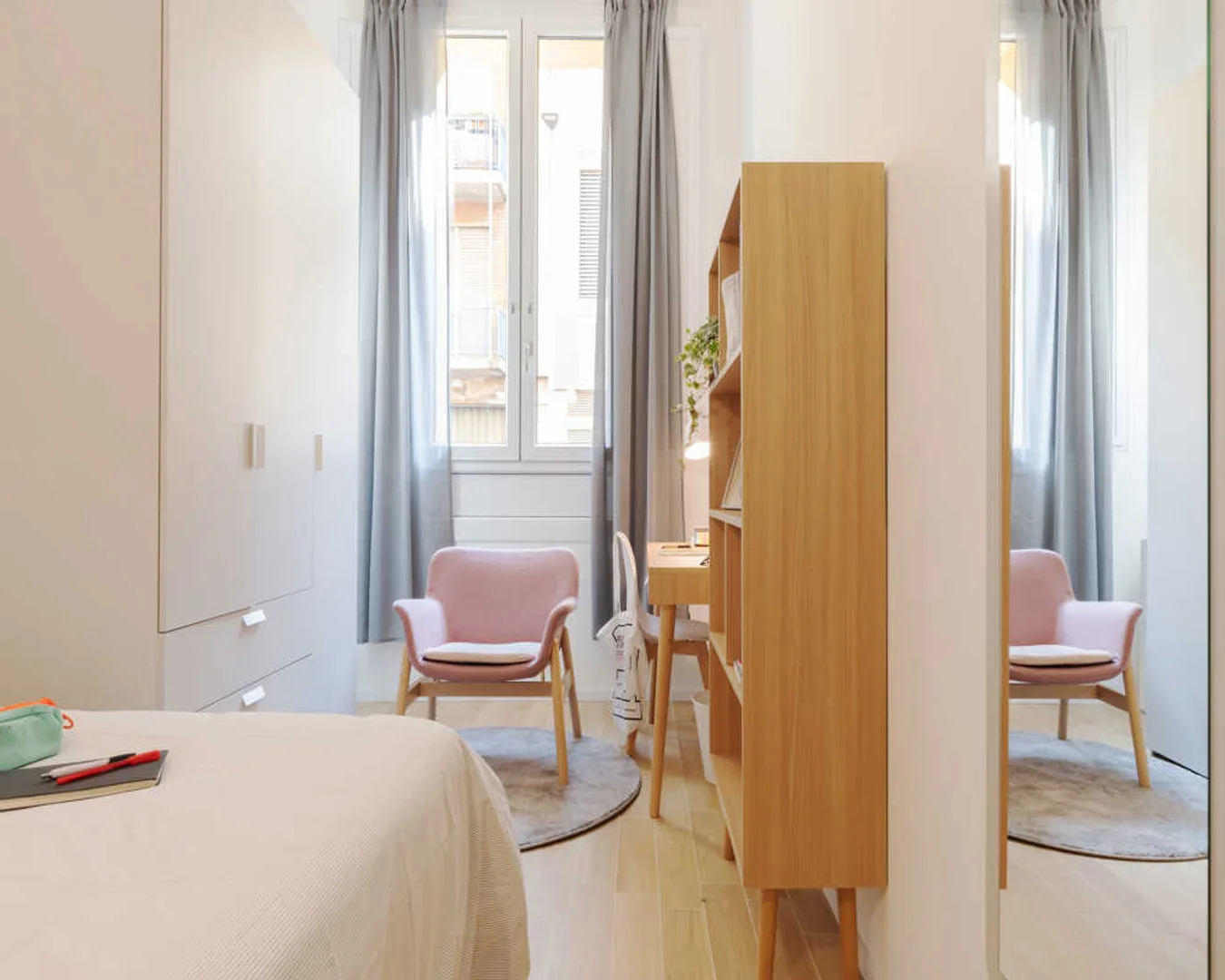 Quarto acessível para estudantes com iluminação ampla em