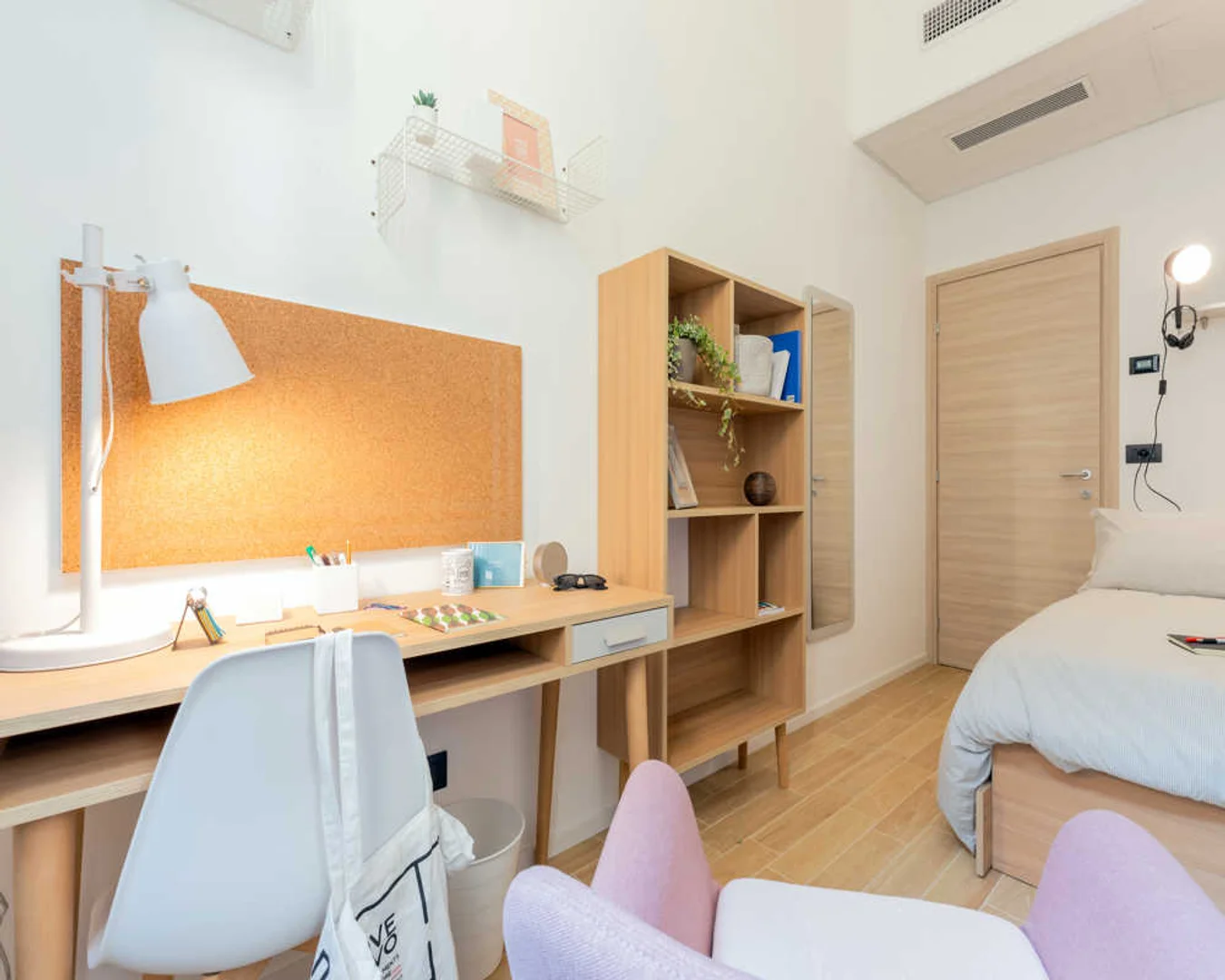 Quarto de estudante luminoso e arejado com acesso fácil à universidade em