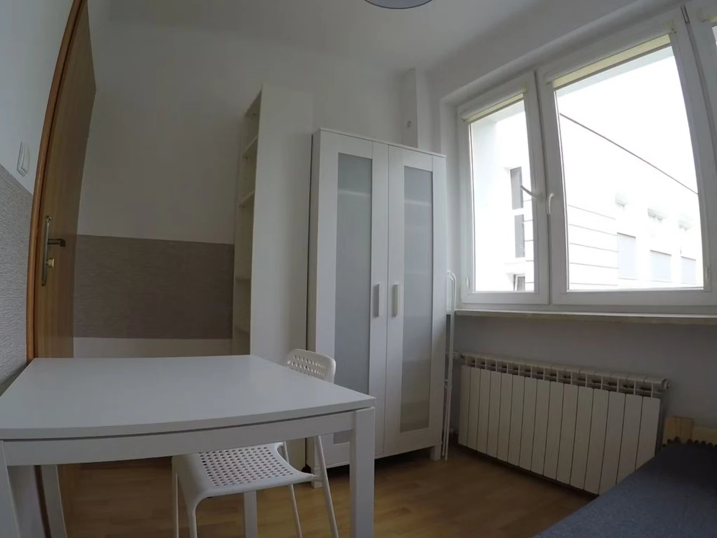 Warszawa de ortak bir dairede kiralık oda