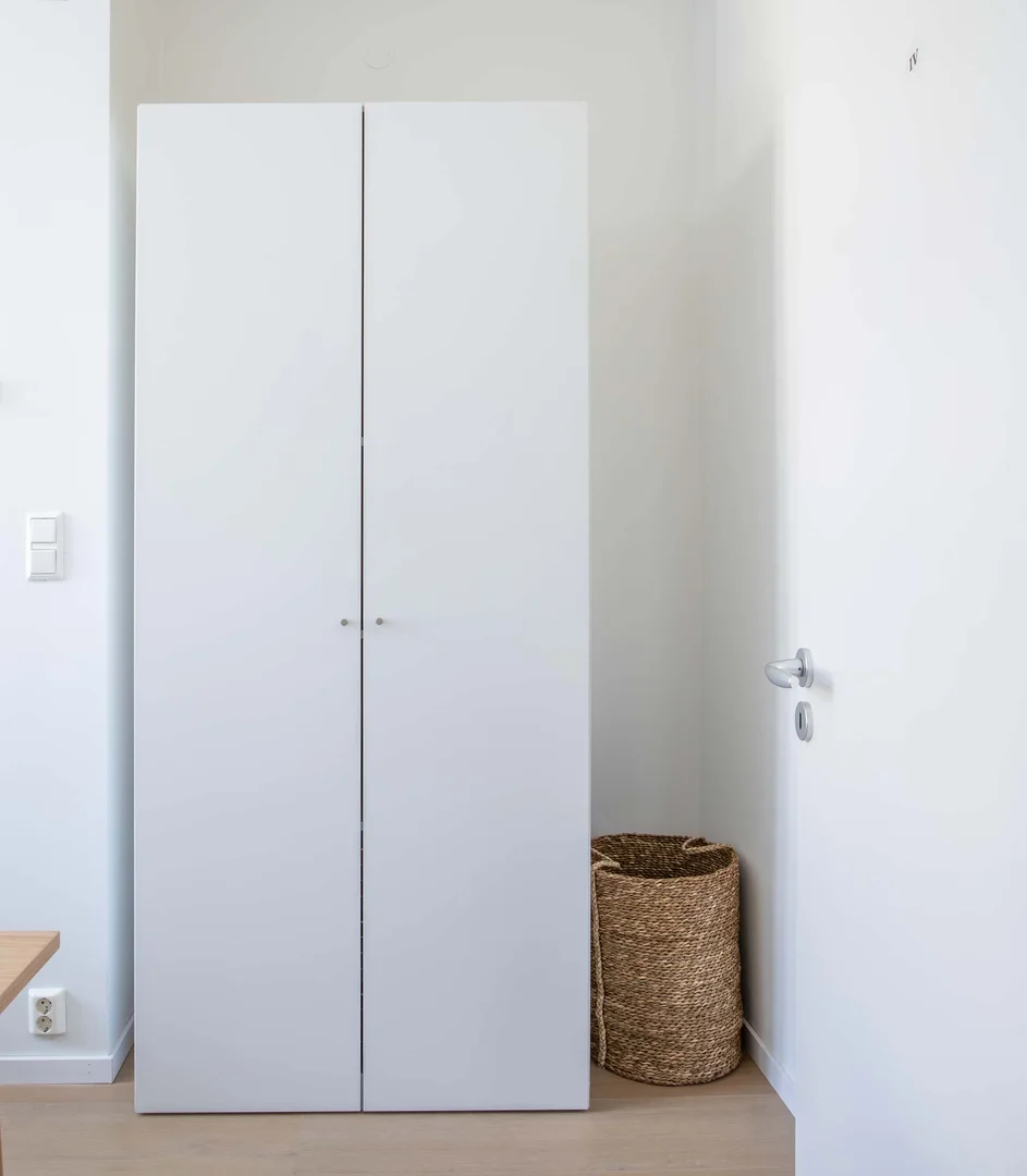 Chambre d'étudiant à  avec espace d'étude et installations communes