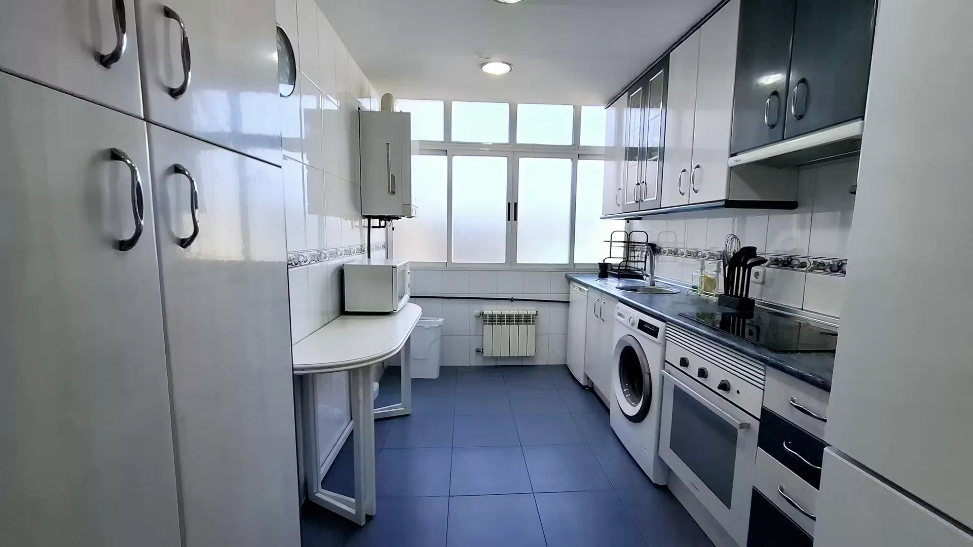 Functional student room perfect for studying in
