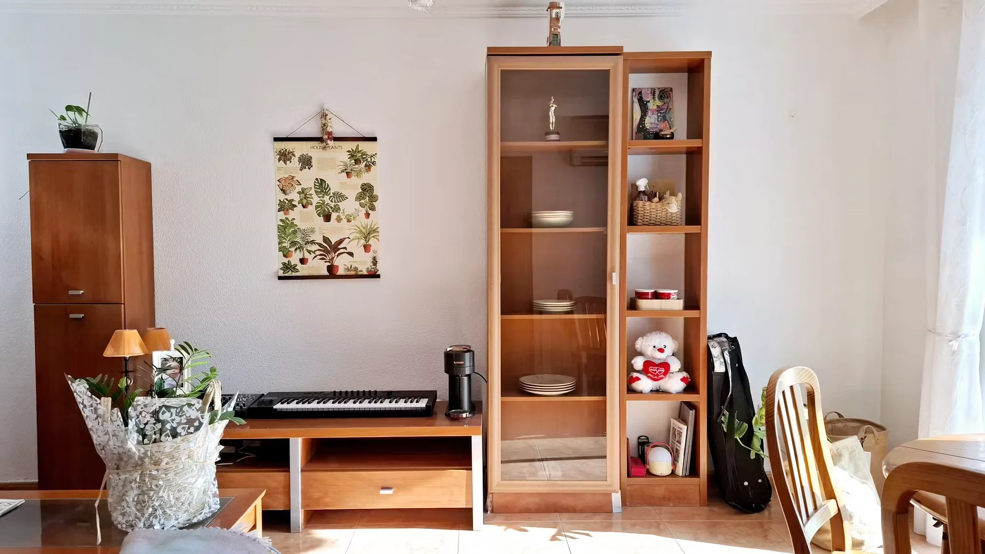 Bright and airy student room with easy university access in