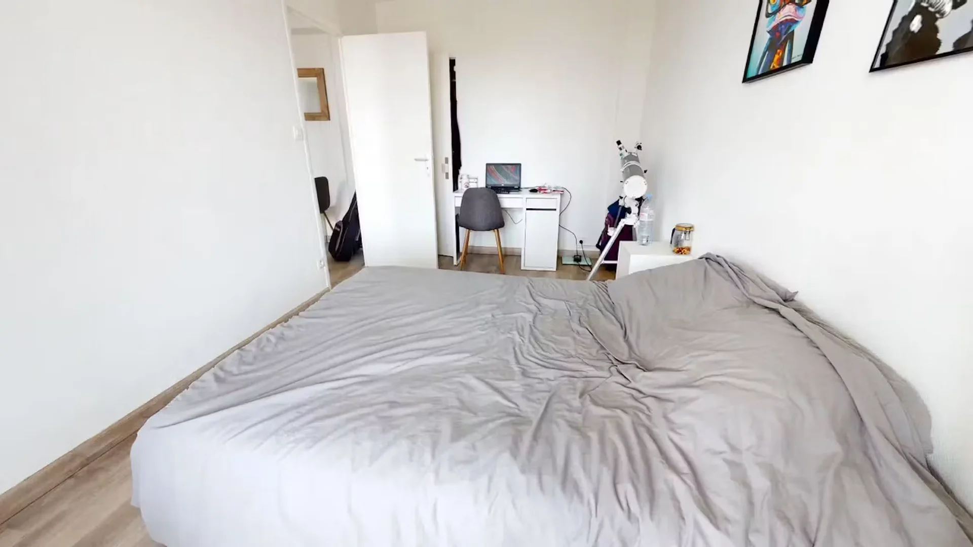 Habitación estudiantil amplia y cómoda en 