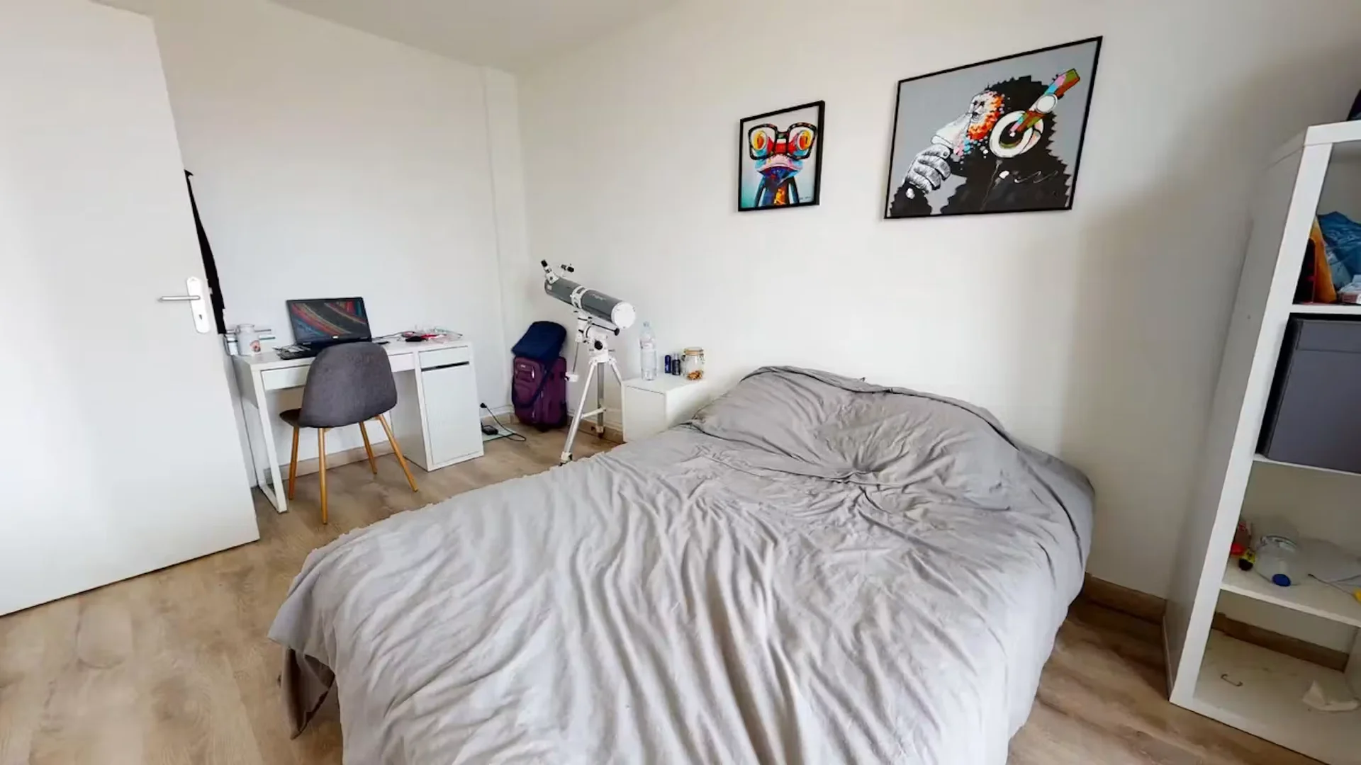 Habitación estudiantil funcional perfecta para estudiar en 