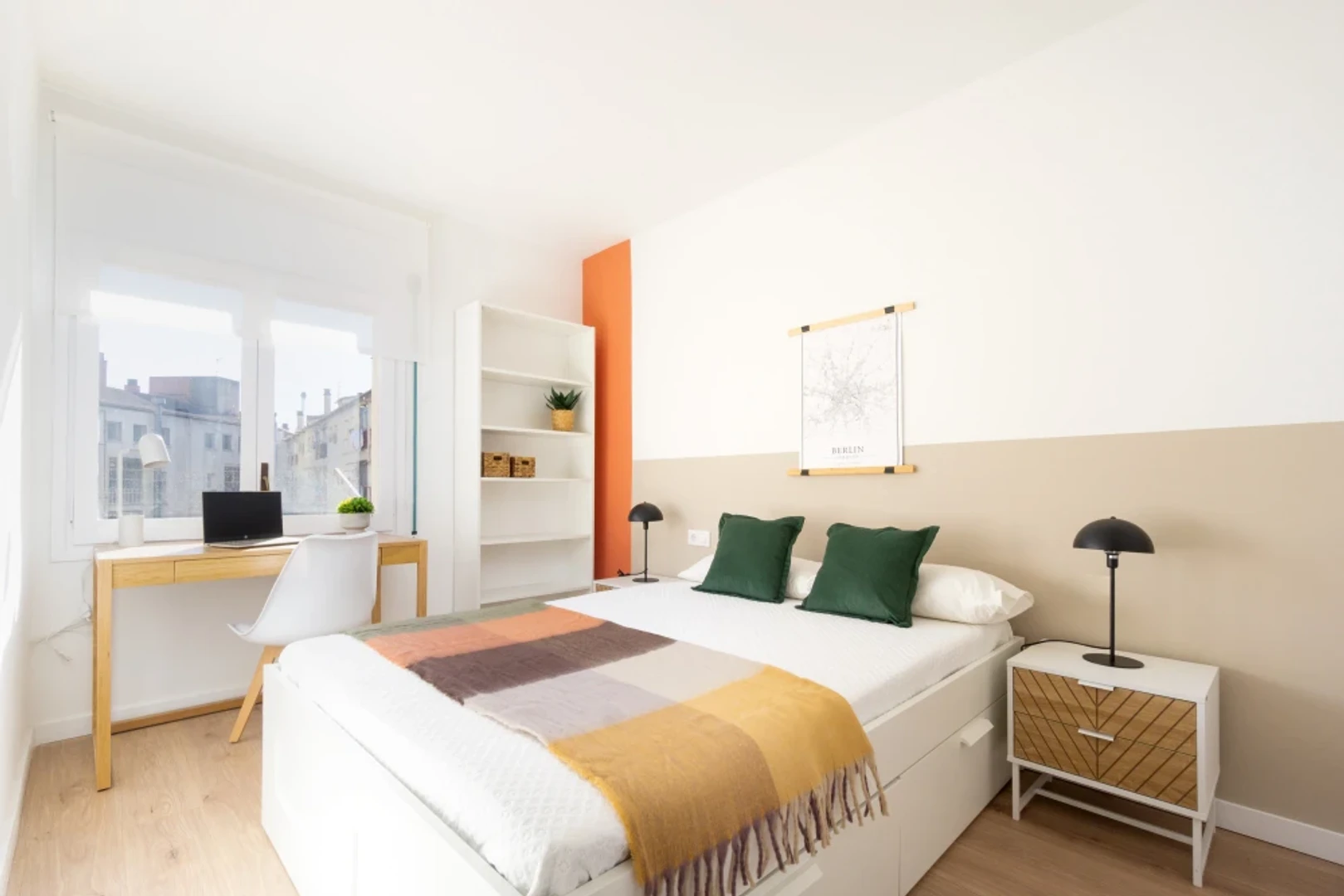 Room for rent with double bed girona
