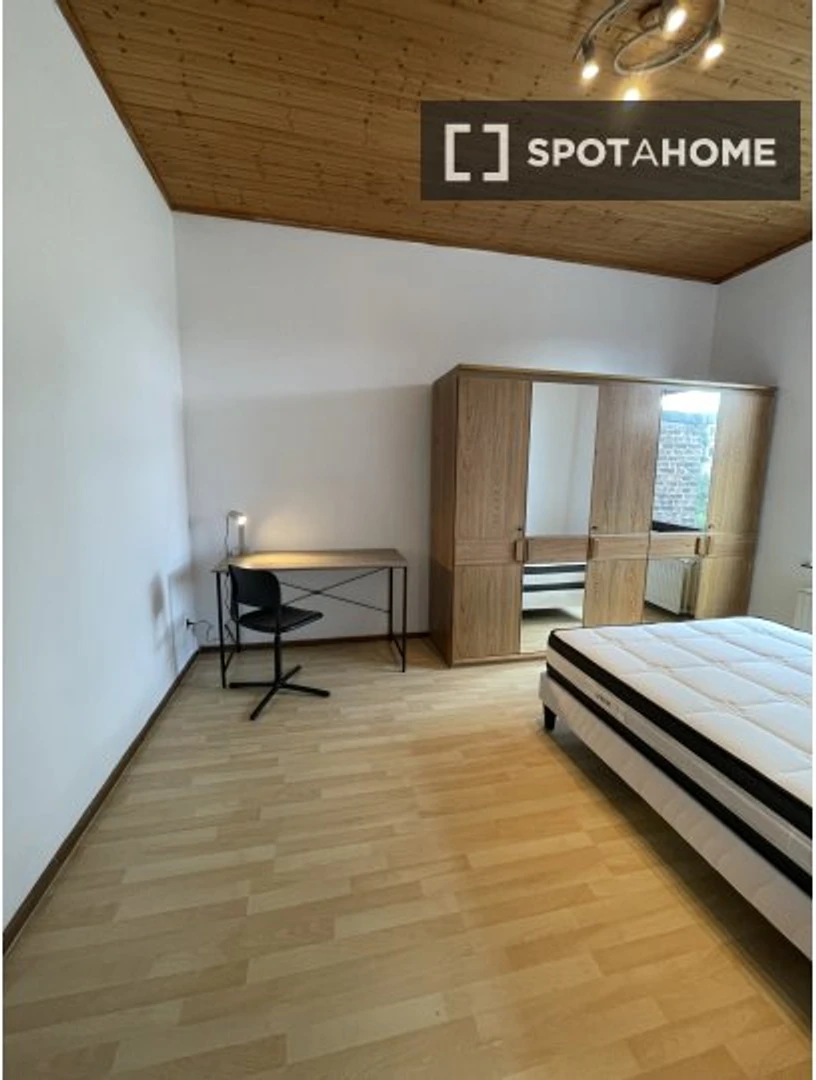 Room for rent with double bed Liège