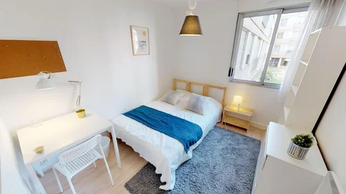 {area} de çift kişilik yataklı kiralık oda
