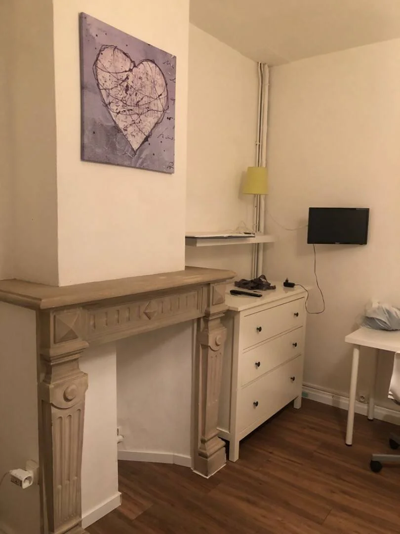Quarto de estudante luminoso e arejado com acesso fácil à universidade em 