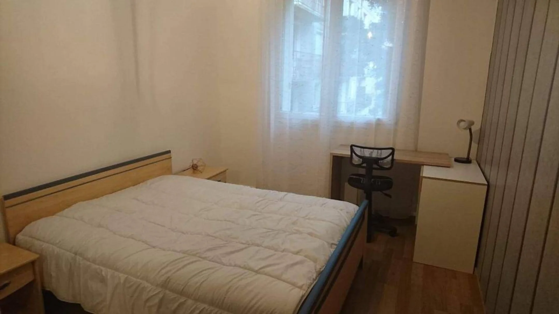 Quarto para alugar em apartamento de estudantes em , totalmente mobilado