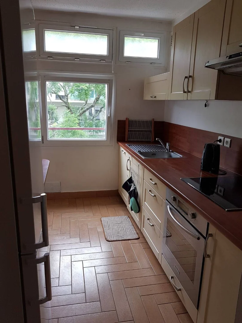Quarto acessível para estudantes com iluminação ampla em 