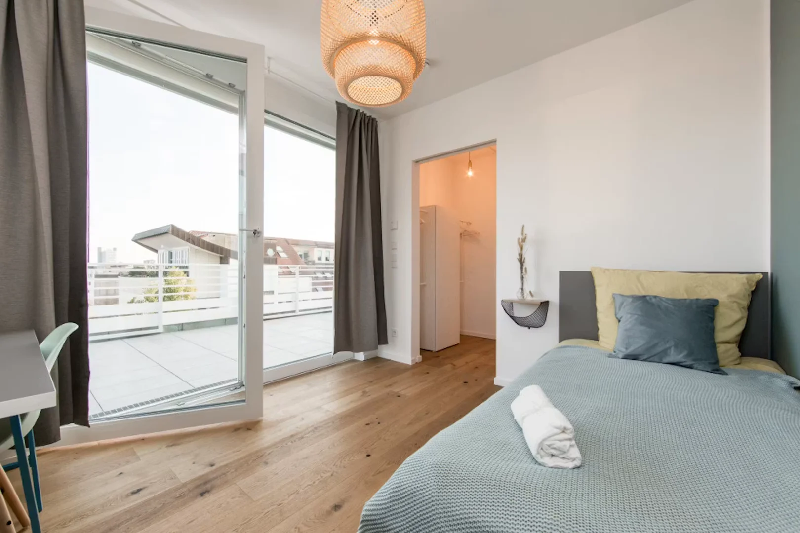 Habitación estudiantil luminosa y aireada con fácil acceso a la universidad en 
