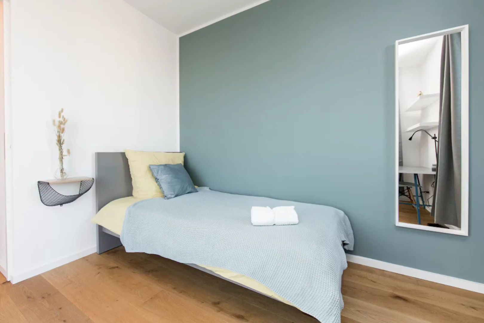 Habitación estudiantil funcional perfecta para estudiar en 