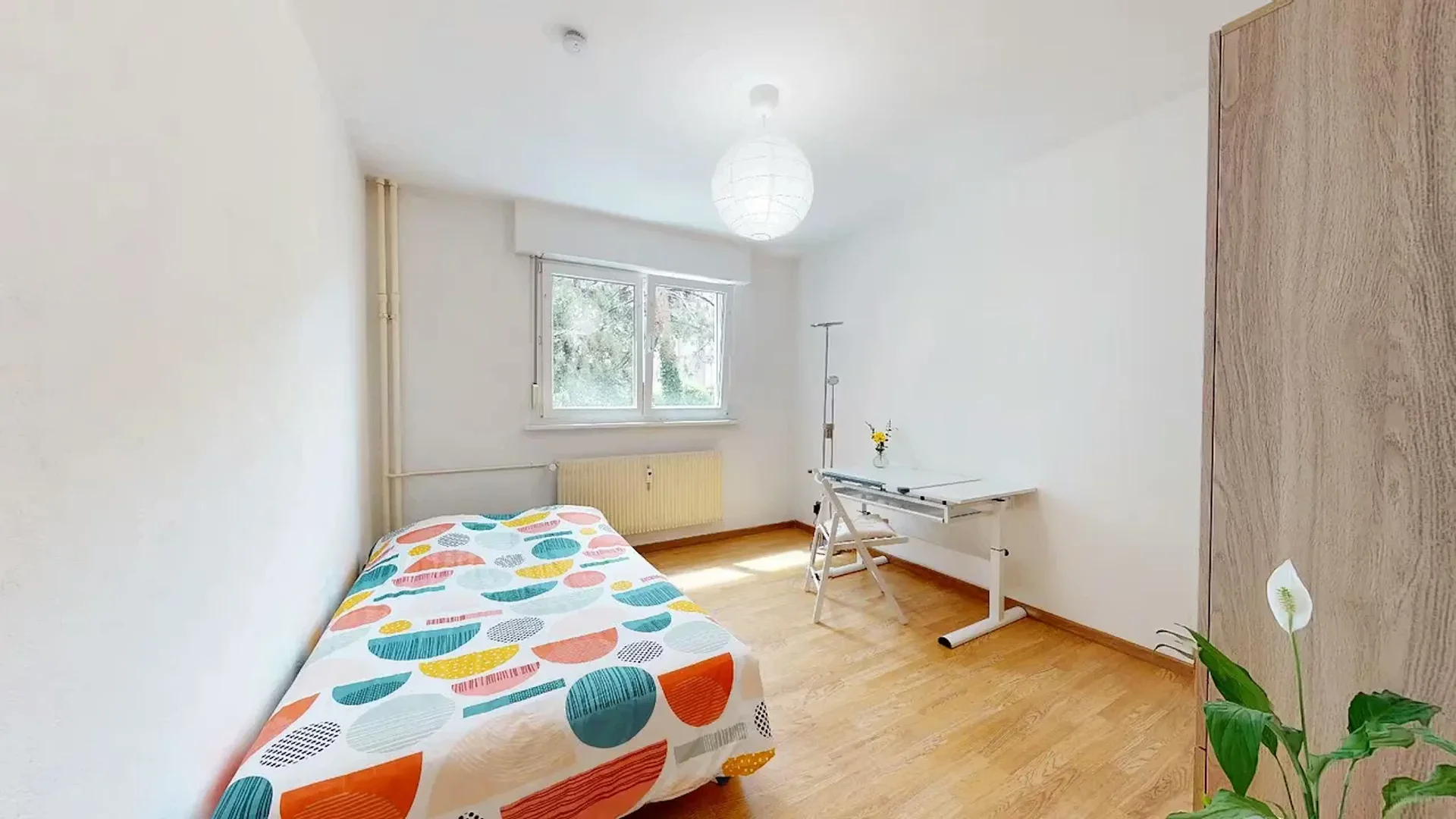 Quarto de estudante económico com localização conveniente em 