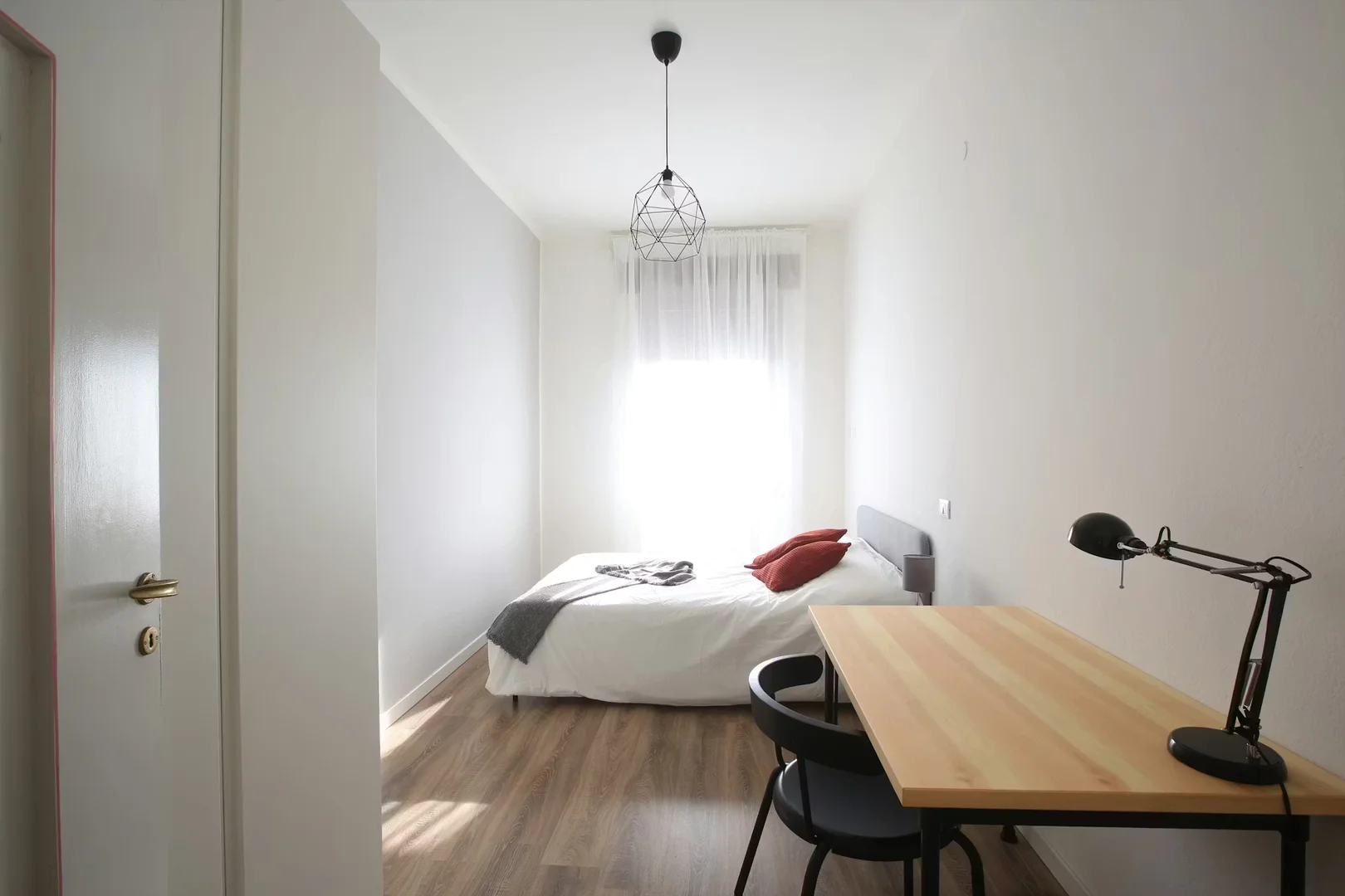 Quarto de estudante económico perto do campus em 