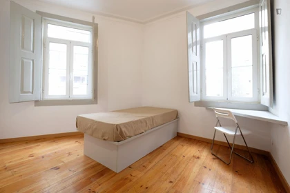 Quarto para alugar com cama de casal em Coimbra