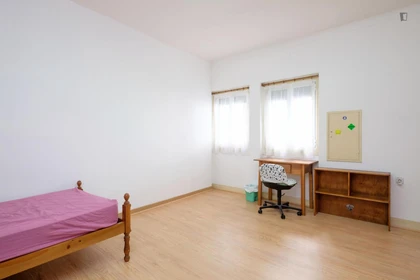 Quarto para alugar com cama de casal em Coimbra