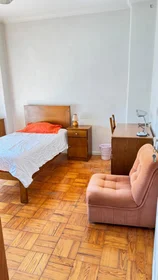 Habitación privada en Rua Eça de Queirós, imagen 1 de 28