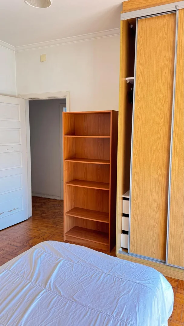 Habitación asequible para estudiantes con buena iluminación en