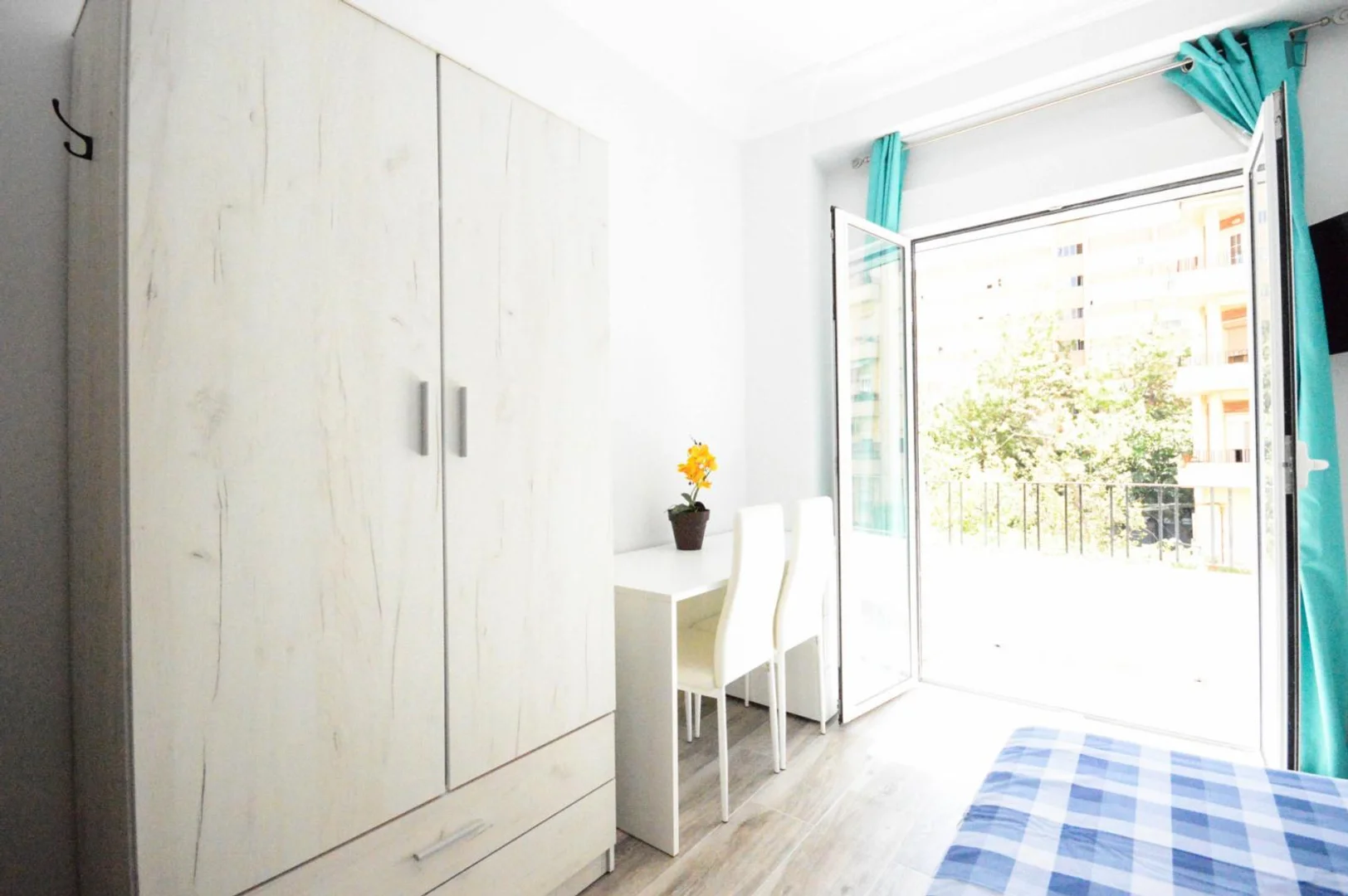 Quarto de estudante em  com área de estudo e instalações partilhadas