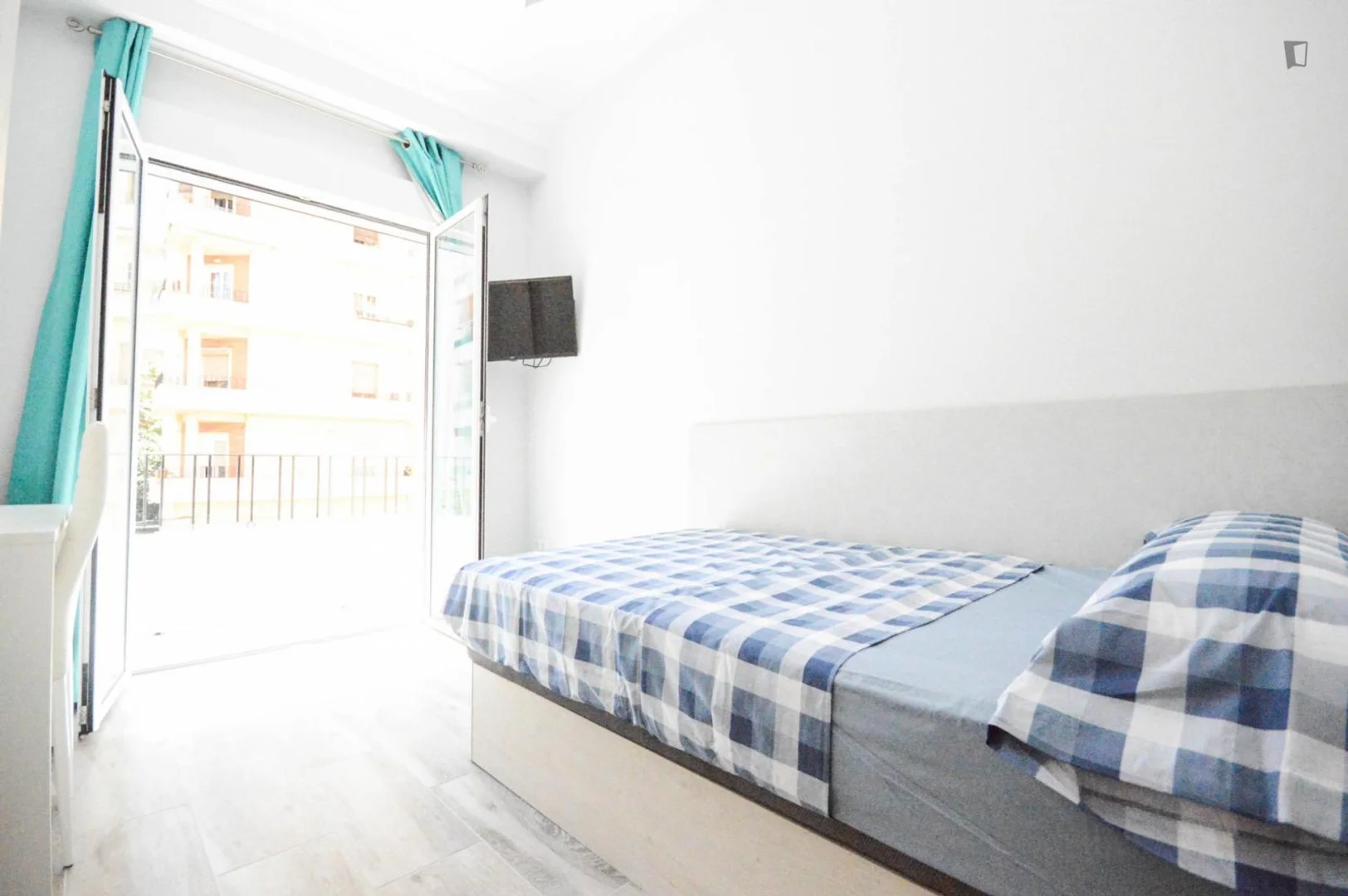 Quarto para alugar em apartamento de estudantes em , totalmente mobilado
