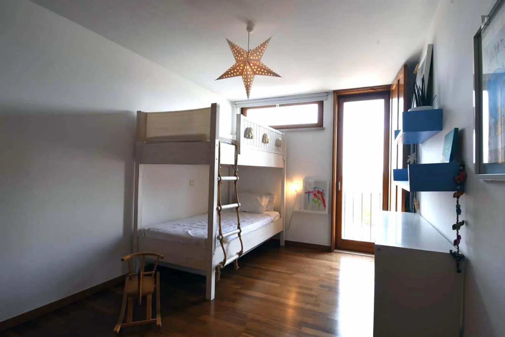 Habitación estudiantil económica cerca del campus en 