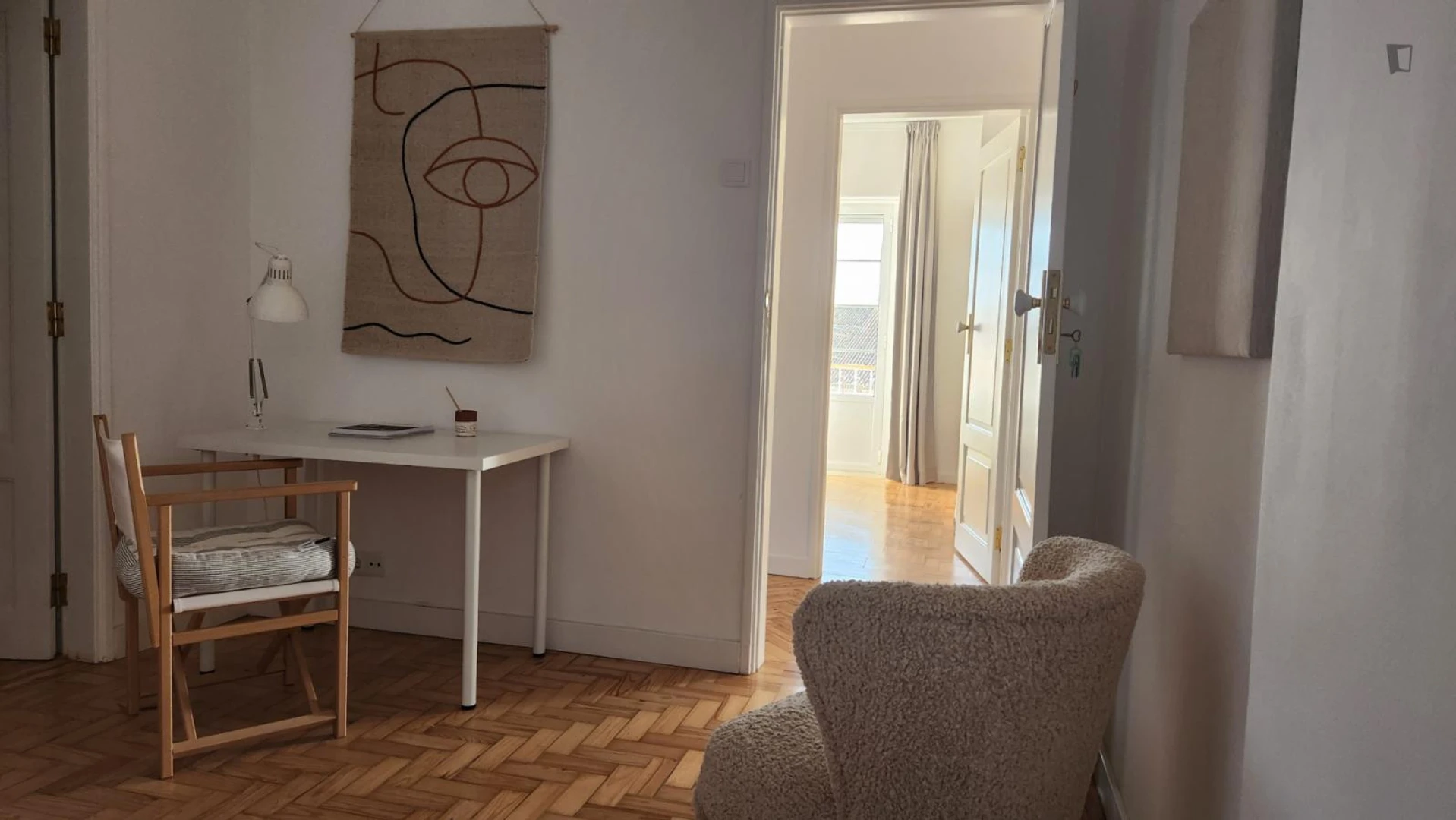 Stanza per studenti luminosa e ariosa con facile accesso all'università a