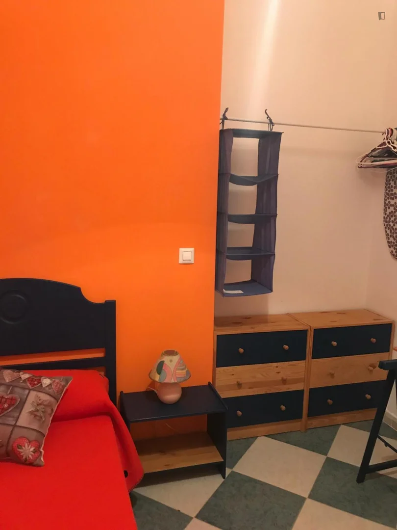 Helles und luftiges Studentenzimmer mit einfachem Zugang zur Universität in 