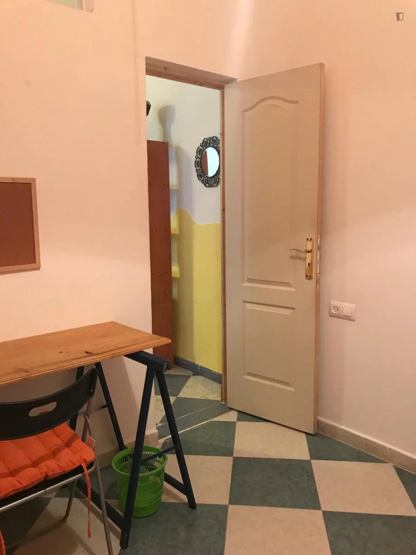 Studentenzimmer in  mit Arbeitsbereich und Gemeinschaftseinrichtungen