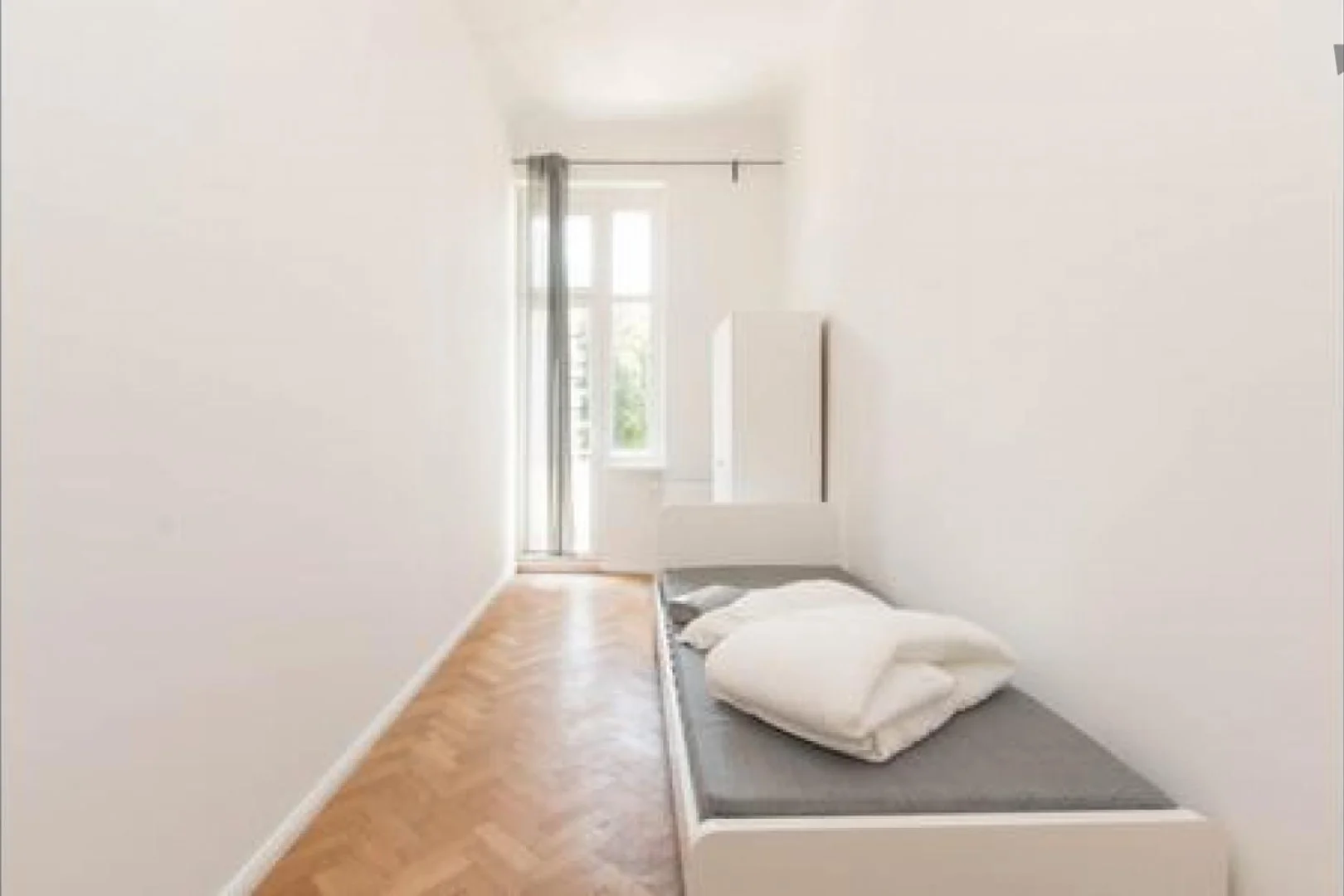 Quarto de estudante em com área de estudo e instalações partilhadas