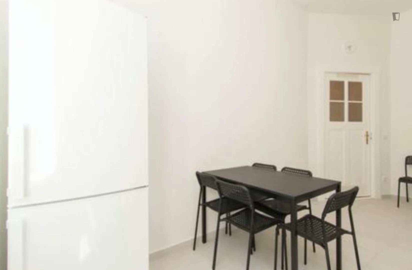 Quarto de estudante luminoso e arejado com acesso fácil à universidade em 