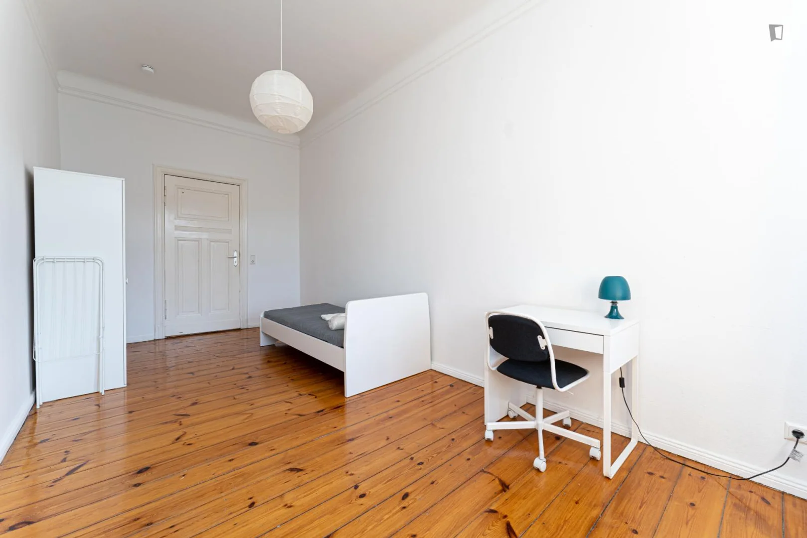 Comfortable and spacious student room in 