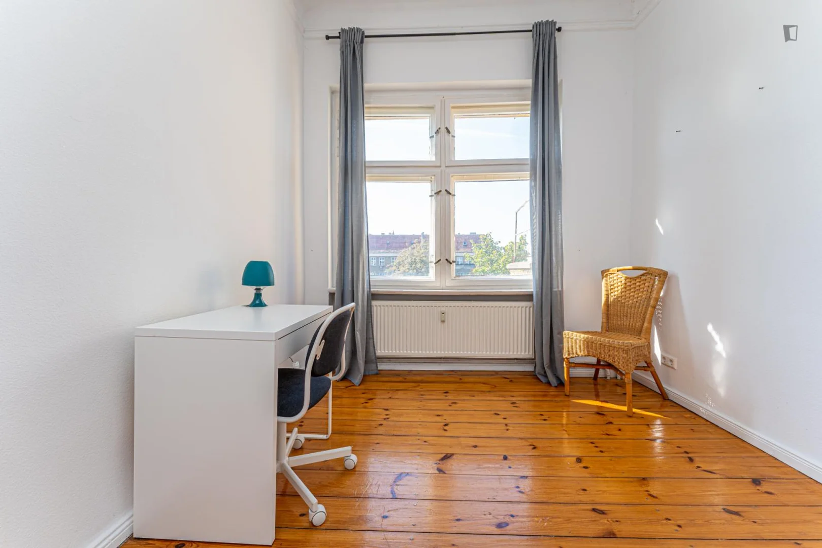 Functional student room perfect for studying in 