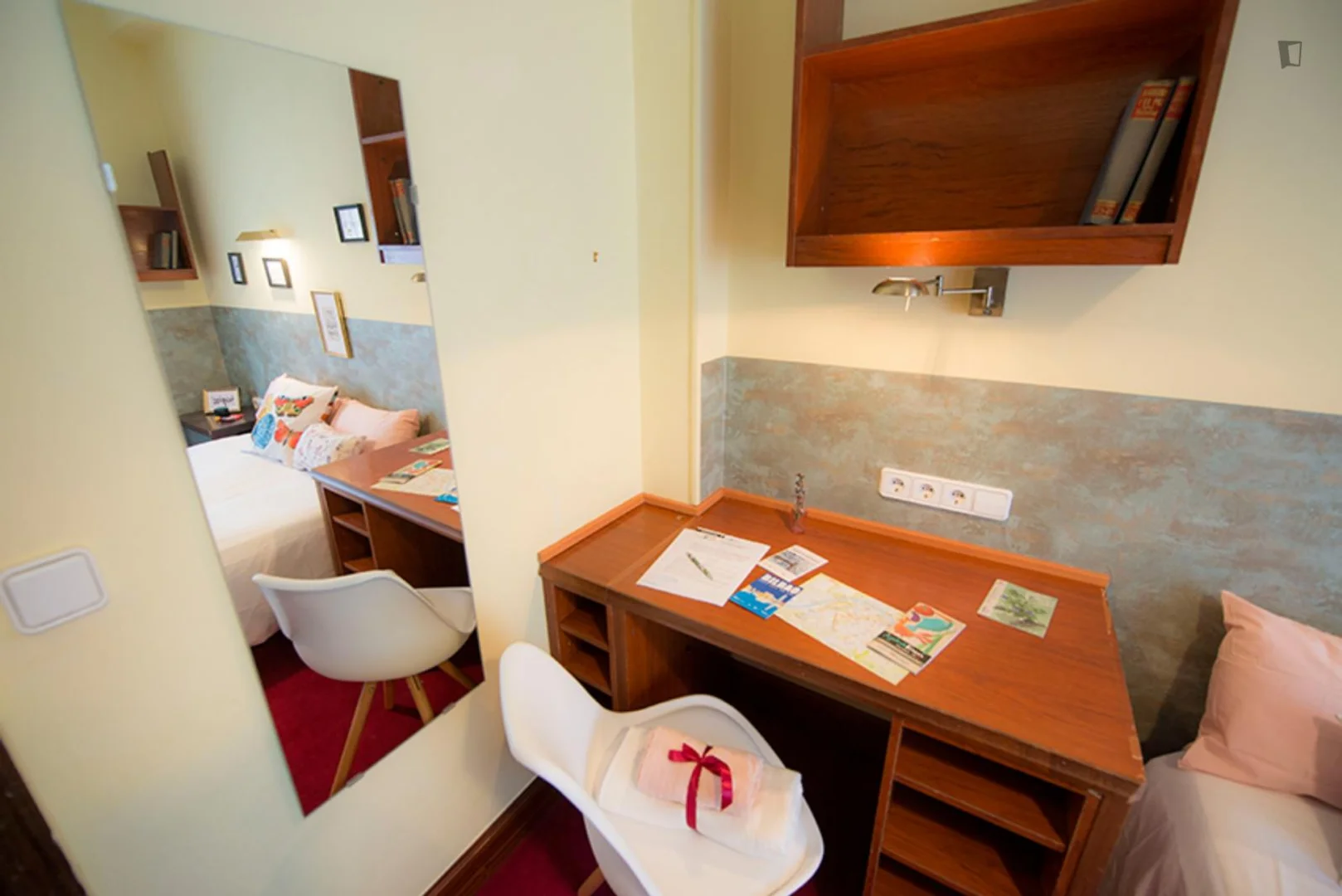 Functional student room perfect for studying in 